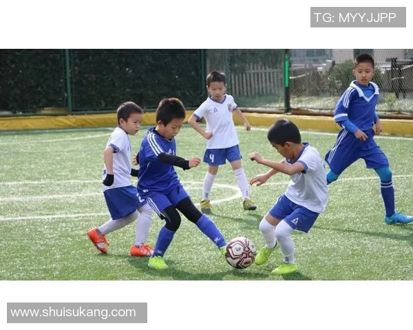 足球明星的大拇指背后的故事与荣耀如何影响年轻球员的梦想与追求